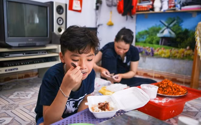 Cậu bé ăn vội hộp cơm trưa trước khi đi tập luyện cho vòng Đối đầu. Học trò đội Cẩm Ly tiết lộ phần thi của mình cùng 2 bạn nam khác rất dễ thương và sôi động, vừa hát vừa kết hợp vũ đạo.