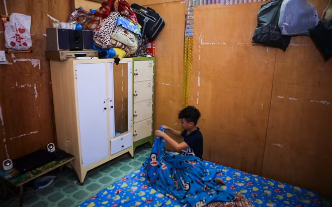 Căn phòng nhỏ hẹp, nơi 4 thành viên gia đình chen nhau nằm vào mỗi tối. Các vật dụng trong phòng rất cũ kỹ, xuống cấp.