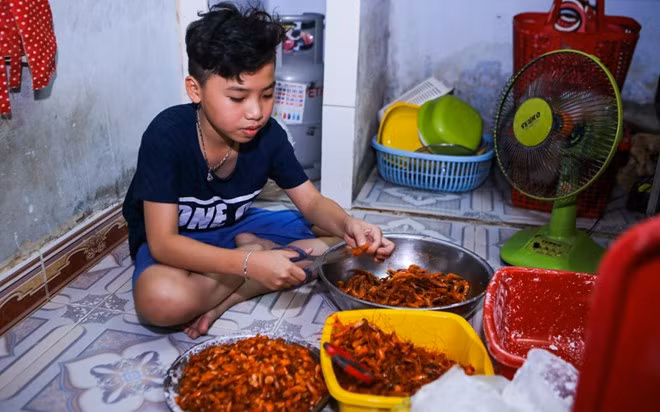 Hiện tại thu nhập chính của gia đình thí sinh The Voice Kids, học trò Cẩm Ly, từ quầy bánh bột lọc của mẹ. Mỗi sáng nếu không đi học, cậu bé 12 tuổi phụ giúp mẹ những công việc "lặt vặt" để kịp làm những mẻ bánh mang đi bán vào buổi chiều.