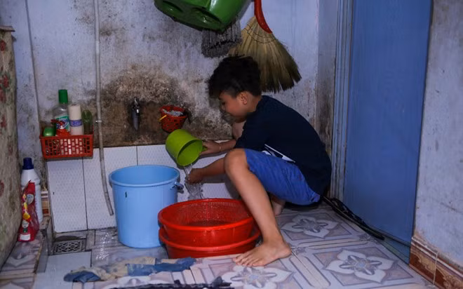 Ba Công Quốc làm công việc sửa chữa điện, còn anh trai 16 tuổi đã nghỉ học đi làm phụ gia đình. Là con trai út trong nhà nên giọng ca nhí được cưng chiều hết mực. Tuy nhiên, cậu bé cũng góp phần nhỏ vào thu nhập của gia đình bằng cách đi hát tại sân khấu Sen Hồng (TP HCM) vào mỗi cuối tháng, mỗi lần được 400.000 - 500.000 đồng.