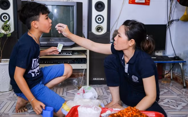 Những ngày đầu từ Phan Thiết vào TP HCM, gia đình 4 người (ba mẹ, Công Quốc và anh trai) sống nhờ trong một căn phòng nhỏ hẹp, chật chội tại quận 5. Sau, vì bất tiện nên mọi người chuyển sang nơi ở rộng rãi, thoáng mát với tiền thuê 2,5 triệu đồng/tháng.