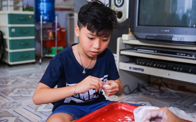 Số tiền thu được từ mỗi mẻ bánh khoảng vài trăm ngàn, đủ để gia đình chi tiêu trong vài ngày. Tuy nhiên, theo chia sẻ của mẹ Kinh Quốc, không phải ngày nào gia đình cũng gặp may mắn. Có những lúc hàng bánh bị trật tự đô thị tịch thu, cũng có khi bán không hết khiến cả nhà phải ăn trừ cơm.