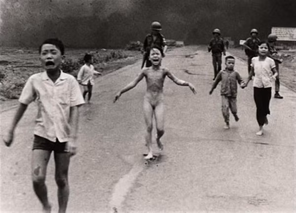 Phóng viên ảnh Nick Ut của hãng tin AP từng gây chấn động thế giới với bức ảnh Em bé Napalm mà ông chụp trong chiến tranh Việt Nam. Đó là hình ảnh cô bé Phan Thị Kim Phúc, 9 tuổi, chạy khỏi ngôi làng vừa hứng chịu trận bom Napalm của Mỹ tại huyện Trảng Bàng, Tây Ninh, Việt Nam ngày 6/8/1972. Sau khi bức ảnh được đăng tải, nhiều cuộc biểu tình phản đối và yêu cầu chấm dứt chiến tranh diễn ra tại một số thành phố lớn trên thế giới.