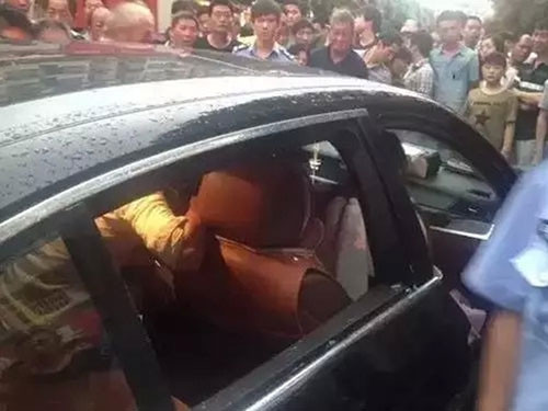 Me tiec cua khong cho pha kinh xe BMW cuu con gay phan no