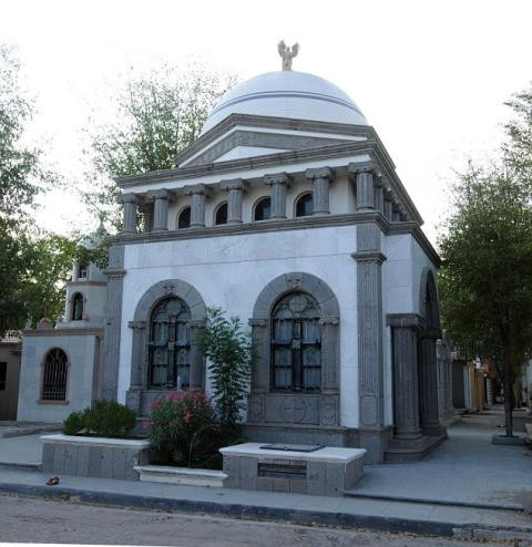 Lăng mộ của trùm ma túy Ines Calderon. Ines Calderon, biệt danh "Kỹ sư", nổi tiếng với các mánh khóe giấu ma túy khó lường và là kẻ đi tiên phong trong quá trình "tuồn" cocaine và heroin vào thị trường Mỹ.