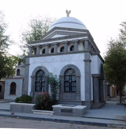 Lăng mộ của trùm ma túy Ines Calderon. Ines Calderon, biệt danh "Kỹ sư", nổi tiếng với các mánh khóe giấu ma túy khó lường và là kẻ đi tiên phong trong quá trình "tuồn" cocaine và heroin vào thị trường Mỹ.