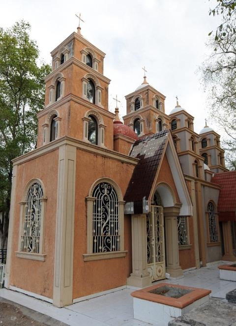 Bên ngoài mộ của Amado Carrillo. Amado Carrillo, biệt danh "Chúa tể bầu trời" qua đời trong khi đang làm phẫu thuật thẩm mỹ để thay đổi diện mạo năm 1997. Mộ của Carrillo tiêu tốn 490.000 USD để xây dựng.