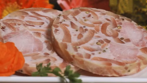 Theo nghiên cứu, thịt chế biến thường chứa nhiều nitrit. Bản thân chất này không gây ung thư song khi kết hợp với protein trong thịt sẽ tạo ra chất ung thư nitroso. Càng ăn càng tích tụ lượng lớn gây hại cơ thể.