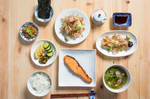 Ngoài việc lựa chọn thực phẩm lành mạnh, thời điểm ăn sáng cũng rất quan trọng. Thời gian biểu mỗi người có sự khác biệt song nên ăn vào khoảng 7 giờ. Thời điểm này, quá trình trao đổi chất của cơ thể bắt đầu tăng tốc. Thức ăn trong dạ dày hôm trước đã được hấp thụ hết.