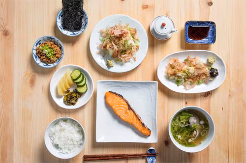 Ngoài việc lựa chọn thực phẩm lành mạnh, thời điểm ăn sáng cũng rất quan trọng. Thời gian biểu mỗi người có sự khác biệt song nên ăn vào khoảng 7 giờ. Thời điểm này, quá trình trao đổi chất của cơ thể bắt đầu tăng tốc. Thức ăn trong dạ dày hôm trước đã được hấp thụ hết.