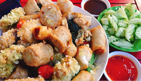 2. Đồ chiên. Đồ chiên có ưu điểm giòn ngon, hương vị hấp dẫn, được bày bán phổ biến ở các đường phố nên nhiều người lựa chọn làm bữa ăn sáng. Thực tế, các loại đồ chiên như bánh rán, quẩy xoắn không chỉ đơn giản về dinh dưỡng, nó còn chứa nhiều chất béo.