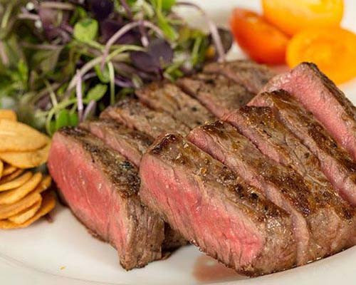 3. Bít tết tái. Bít tết là món ăn rất được ưa chuộng bởi hương vị tuyệt đỉnh từ thịt bò. Với 7 độ chín khác nhau, bít tết dùng cùng nước sốt sánh đậm sẽ mang tới cảm giác vô cùng thỏa mãn. Điều đáng bàn, bít tết tái về cơ bản là thịt chưa chín, không thể tiêu diệt hết kí sinh trùng. Thưởng thức bít tết có thể khiến bạn nạp kí sinh trùng vào cơ thể.