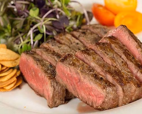 3. Bít tết tái. Bít tết là món ăn rất được ưa chuộng bởi hương vị tuyệt đỉnh từ thịt bò. Với 7 độ chín khác nhau, bít tết dùng cùng nước sốt sánh đậm sẽ mang tới cảm giác vô cùng thỏa mãn. Điều đáng bàn, bít tết tái về cơ bản là thịt chưa chín, không thể tiêu diệt hết kí sinh trùng. Thưởng thức bít tết có thể khiến bạn nạp kí sinh trùng vào cơ thể.