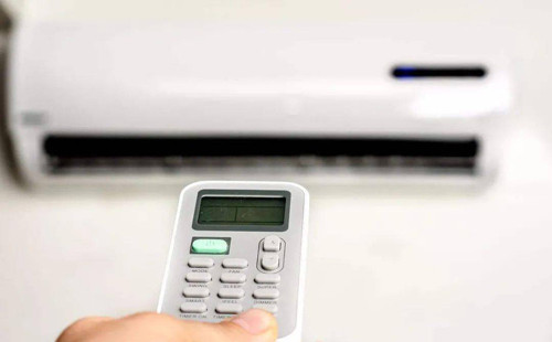 6. Lắp quạt hút gió đúng cách. Nếu phòng có quạt hút gió thì nên đặt ở vị trí trên cao, không gần dàn lạnh để quạt không hút hơi lạnh ra ngoài, khiến máy phải tăng công suất gây tốn điện. Vị trí tốt nhất là trên cao và đối diện với dàn lạnh.