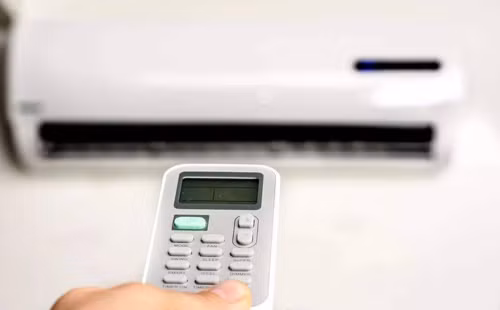 6. Lắp quạt hút gió đúng cách. Nếu phòng có quạt hút gió thì nên đặt ở vị trí trên cao, không gần dàn lạnh để quạt không hút hơi lạnh ra ngoài, khiến máy phải tăng công suất gây tốn điện. Vị trí tốt nhất là trên cao và đối diện với dàn lạnh.