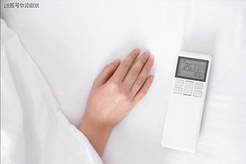 7. Tắt điều hòa trước khi ra ngoài 30 phút. Nếu có kế hoạch ra ngoài, bạn nên tắt điều hòa trước 30 phút. Hơi mát trong phòng vẫn khiến bạn cảm thấy thoải mái mà không cần tiêu thụ điện.