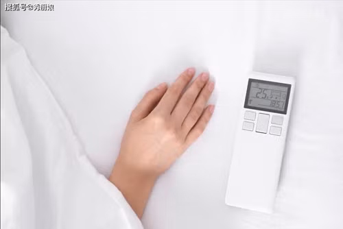 7. Tắt điều hòa trước khi ra ngoài 30 phút. Nếu có kế hoạch ra ngoài, bạn nên tắt điều hòa trước 30 phút. Hơi mát trong phòng vẫn khiến bạn cảm thấy thoải mái mà không cần tiêu thụ điện.