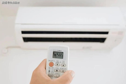 4. Không tắt bật điều hòa liên tục. Nhiều người có thói quen bật tắt điều hòa liên tục để tiết kiệm điện nhưng cách làm này phản khoa học, gây tốn điện và ảnh hưởng độ bền thiết bị. Bật tắt quá thường xuyên dễ gây hỏng máy nén của điều hòa. Mặt khác, những thiết bị có điện áp cao từ 500-1000w sẽ tiêu thụ nhiều điện năng hơn khi khởi động.