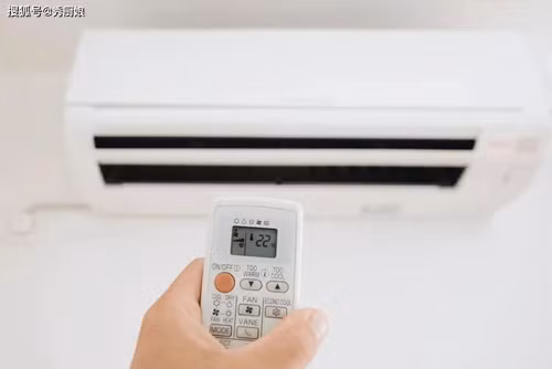 4. Không tắt bật điều hòa liên tục. Nhiều người có thói quen bật tắt điều hòa liên tục để tiết kiệm điện nhưng cách làm này phản khoa học, gây tốn điện và ảnh hưởng độ bền thiết bị. Bật tắt quá thường xuyên dễ gây hỏng máy nén của điều hòa. Mặt khác, những thiết bị có điện áp cao từ 500-1000w sẽ tiêu thụ nhiều điện năng hơn khi khởi động.