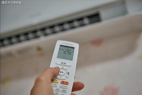 2. Điều chỉnh mức nhiệt phù hợp. Nhiệt độ điều hòa cài đặt tăng 1°C có thể tiết kiệm 10% điện tiêu thụ. Tuy nhiên, xét yếu tố thoải mái và sức khỏe, bạn nên cài đặt nhiệt độ điều hòa ở mức 26°C, hoặc duy trì chênh lệch nhiệt độ từ 8-10°C trong nhà và ngoài trời.