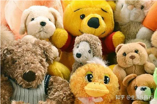 1. Thú nhồi bông. Thú nhồi bông dễ thương, mềm mại, được nhiều bạn gái ưu ái đặt cạnh giường ngủ, vừa để trang trí vừa tiện ôm khi nằm. Vậy nhưng đây là thứ không nên đặt cạnh giường ngủ. Nguyên nhân bởi thú nhồi bông rất dễ rụng lông. Những sợi lông siêu nhỏ có thể thâm nhập vào đường hô hấp, tích tụ lâu ngày ảnh hưởng đến sức khỏe.