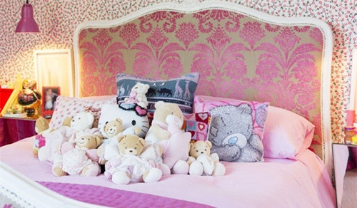 Bên cạnh đó, cấu tạo của thú nhồi bông rất dễ làm “ổ” cho bọ ve, vi khuẩn và chất bẩn. Việc giặt chúng cũng khó khăn hơn so với quần áo thông thường. Thú nhồi bông đặt giường đặc biệt nguy hiểm đối với gia đình có trẻ nhỏ.