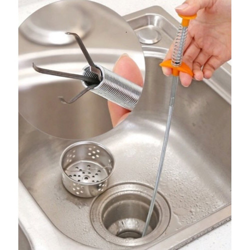 Nếu không có sẵn dụng cụ chuyên dụng, bạn có thể tự chế bằng cách uốn dây sắt thành móc cong, dùng ống hút cứng để làm các cạnh xiên. Lưu ý cố định những cạnh này thật chắc chắn, tránh rơi ra trong quá trình thao tác khiến cống càng tắc thêm.