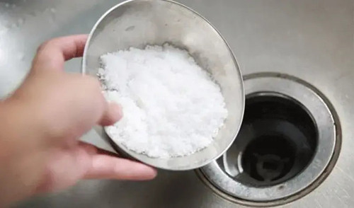 4. Sử dụng hỗn hợp bột giặt, nước nóng. Cho 1 phần bột giặt kết hợp 3 phần nước sôi, khuấy đều cho bột giặt hòa tan rồi đổ dọc theo hai bên thành cống. Bột giặt là chất tẩy rửa có tính kiềm, hoạt chất natri alkylbenzoate có khả năng làm sạch những mảng bẩn tích tụ.