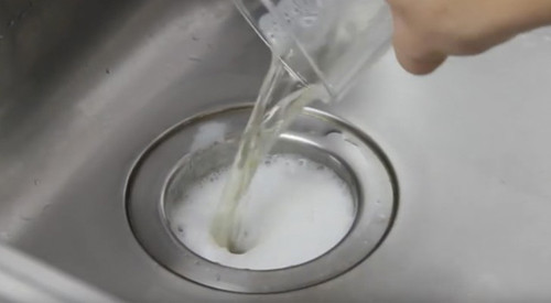 5. Sử dụng bột thông cống chuyên dụng. Bột thông cống có khả năng loại bỏ tạp chất cực mạnh. Khi thao tác, bạn nên sử dụng găng tay, khẩu trang, mặc quần áo dài.