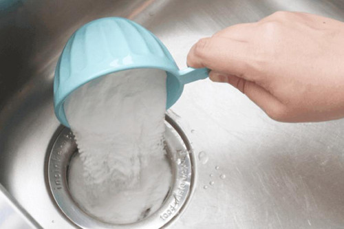 3. Baking soda với giấm hoặc axit xitric. Nếu tình trạng tắc cống không thể giải quyết bằng phương pháp vật lý, bạn nên thử phương pháp hóa học. Khi thực hiện, bạn đổ bột baking soda vào đường ống nước, tiếp đó cho axit xitric hoặc giấm trắng kết hợp nước ấm. Bột soda kết hợp giấm tạo khí carbon dioxide, hình thành áp suất không khí có thể đạt được hiệu quả thông cống. Đợi 30 phút cho ống tan hết bọt thì rửa sạch bằng nước ấm. Cách này vừa giúp thông cống, vừa loại bỏ mùi hôi hiệu quả.