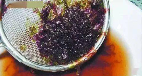 7. Nori bị ô nhiễm. Nori là tên tiếng Nhật của loại tảo đỏ Pyropia. Nori được sử dụng chủ yếu để cuộn sushi. Nori giàu iot, protein, khoáng chất và các loại vitamin cần thiết cho cơ thể. Tuy vậy, nếu ngâm nori trong nước lạnh, có dấu hiệu đổi màu xanh tím thì không nên ăn. Điều này chứng tỏ rong bị ô nhiễm trước khi sấy khô và đóng gói. Những thực phẩm nhiễm tạp chất như này tốt nhất không ăn.