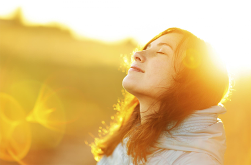 Tắm nắng 15 phút mỗi ngày có thể tăng cường sức đề kháng, giúp da tổng hợp vitamin D, từ đó tổng hợp các chất chống lại bệnh tật trong máu.