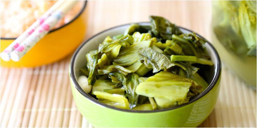 6. Dưa muối chua: Dưa muối chua từ lâu được khuyến cáo không “thân thiện” với sức khỏe. Là thực phẩm chưa được xử lý qua nhiệt, dưa muối dễ chứa những bệnh truyền nhiễm đường tiêu hóa thường gặp. Ăn nhiều dưa muối chua còn có thể tăng nguy cơ mắc ung thư.