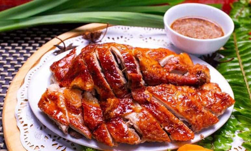 Lưu ý, để món ăn giòn rụm, ngọt nước, vịt chín nên để nghỉ cho bớt nóng rồi mới chặt. Chặt vịt ngay khi ra lò khiến miếng thịt dễ bị khô do phần nước nhanh chóng bốc hơi, không còn đậm vị như trước.