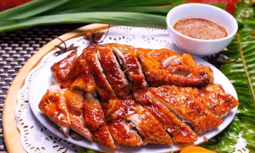 Lưu ý, để món ăn giòn rụm, ngọt nước, vịt chín nên để nghỉ cho bớt nóng rồi mới chặt. Chặt vịt ngay khi ra lò khiến miếng thịt dễ bị khô do phần nước nhanh chóng bốc hơi, không còn đậm vị như trước.