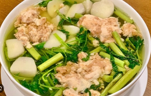 Nấu đến khi nước sôi thì vớt váng thịt cua ra, cho khoai sọ vào ninh nhừ. Tiếp đó, cho rau muống, rau nhút vào nấu 3-5 phút thì cho váng cua vào, tắt bếp. Để món ăn thêm hấp dẫn, bạn nên dùng ngò, ớt rắc lên trên mặt bát canh.