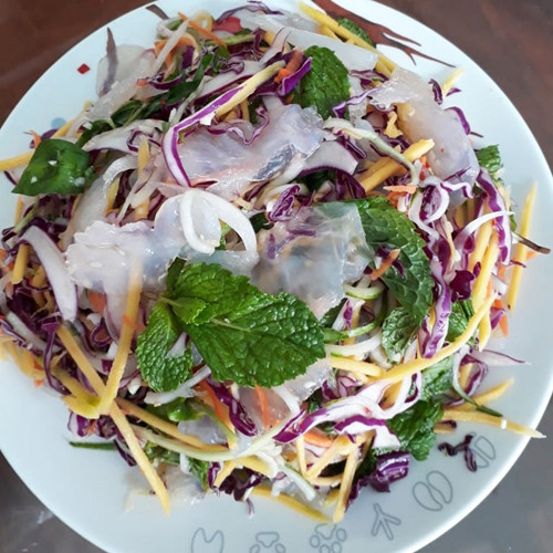 Sau khi sơ chế nguyên liệu, chị em tiến hành pha nước mắm trộn bằng cách kết hợp 1 muỗng canh mắm, 2 muỗng cà phê đường, nước cốt tắc, 1 muỗng canh nước lọc, ½ muỗng cà phê bột ngọt, tỏi băm, ớt băm.