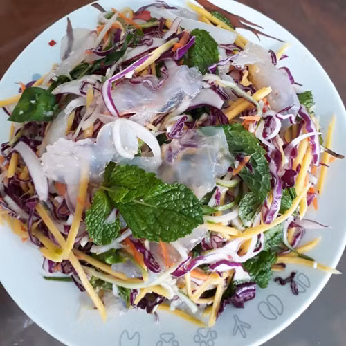 Sau khi sơ chế nguyên liệu, chị em tiến hành pha nước mắm trộn bằng cách kết hợp 1 muỗng canh mắm, 2 muỗng cà phê đường, nước cốt tắc, 1 muỗng canh nước lọc, ½ muỗng cà phê bột ngọt, tỏi băm, ớt băm.