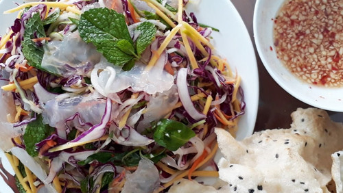 Nộm xoài sứa thanh mát, rất hợp với thời tiết nóng bức Ngày Gia đình Việt Nam năm nay. Vị ngọt mát của sứa cũng giúp mâm cơm gia đình đa dạng hơn với nguyên liệu là hải sản. Để làm món ngon này, bạn cần chuẩn bị sứa, xoài xanh, hành tây, dưa leo, bắp cải tím, tắc, ớt, rau trộn gỏi, tỏi, nước mắm, đường và lạc.