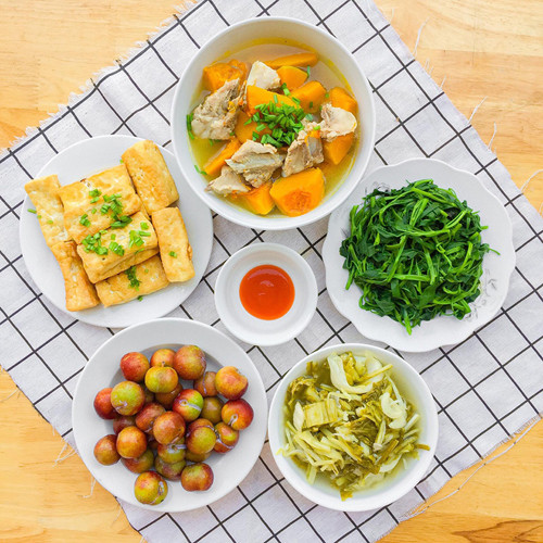 Trổ tài làm món ngon cho Ngày Gia đình Việt Nam, chị em không nhất thiết phải chuẩn bị quá thịnh soạn. Bạn nên nấu món dựa trên khẩu vị của mỗi người, cân bằng dinh dưỡng, trình bày hấp dẫn là có thể mang lại không khí đầm ấm, đong đầy yêu thương.