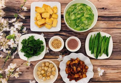 Để có bữa cơm ý nghĩa cho Ngày Gia đình Việt Nam, bạn có thể chuẩn bị 3-5 món gồm canh, món mặn, nộm rau củ, chút đồ ăn vặt và hoa quả tráng miệng. Tùy vào vùng miền, chị em lựa chọn nguyên liệu theo mùa, thực phẩm tươi ngon để món ăn tròn vị. Chẳng hạn, bạn có thể chuẩn bị mâm cơm gồm canh cua rau nhút, vịt quay, nộm sứa xoài xanh và hoa quả tráng miệng.