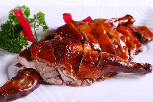 Vịt sau khi làm sạch tiến hành ướp gia vị, để trong ngăn mát chừng 1 giờ giúp gia vị ngấm đều, món ăn đậm vị hơn. Tiến hành làm nóng nồi 5 phút với mức nhiệt 180 °C. Phết 1 lớp dầu mỏng lên toàn bộ bề mặt vịt rồi đặt nướng ở chế độ 180 °C trong 15 phút. Tiếp tục lật mặt nướng khoảng 40 phút với mức nhiệt 120°C.