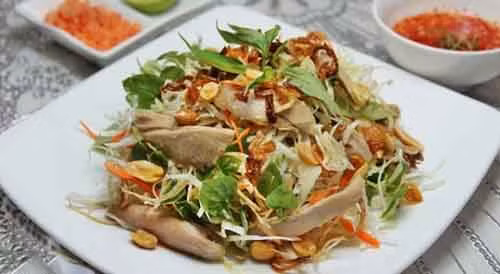 Gỏi vịt thanh mát chứa đựng hương vị đậm đà, dễ dàng thuyết phục thực khách. Sau khi luộc vịt, trộn gỏi, món ăn sẽ có vị giòn sựt của các loại rau như bắp cải, hành tây, chua chua ngọt ngọt, đậm đà của từng thớ vịt ngấm vị.