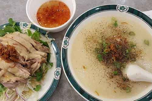 Cháo vịt ăn sáng là ý tưởng không tồi. Ngoài đầy đủ dưỡng chất, cháo vịt còn dễ nấu. Còn gì tuyệt vời hơn bữa sáng với phần cháo nóng hổi ăn cùng thịt vịt dai dai chấm mắm chua ngọt.