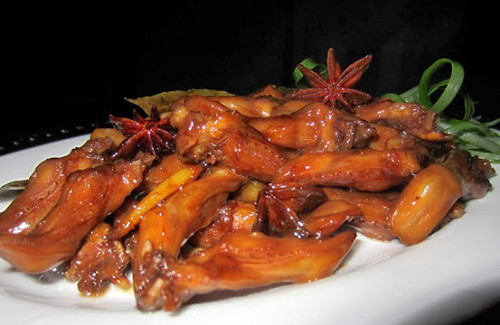 Các món từ lưỡi vịt thời gian gần đây khá “hot”. Bạn có thể làm nộm lưỡi vịt. Lưỡi vịt nướng sa tế hoặc lưỡi vịt phá lấu, lưỡi vịt chiên giòn. Nhìn chung, khâu sơ chế lưỡi vịt cần đặc biệt chú trọng. Nếu không, món ăn dễ có mùi hôi gây lãng phí nguyên liệu.