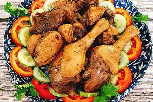 Vịt rô ti nước dừa rất hấp dẫn và đưa cơm, cách làm cũng không quá phức tạp. Khi thưởng thức, bạn sẽ cảm nhận mùi thơm, ngon ngọt từ thịt vịt và nước sốt dừa.