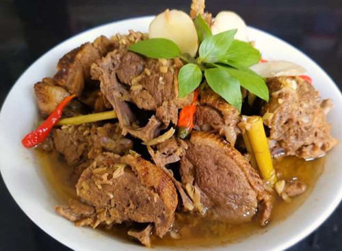 Vịt nấu giả cầy thích hợp cho những buổi chiều sau cơn mưa nặng hạt. Cùng với các nguyên liệu như thịt lợn, ngan, vịt, gừng, riềng, tỏi,... vịt giả cầy sẽ có chút lạ miệng cho bữa cơm ngày hè thường chú trọng những món thanh mát.