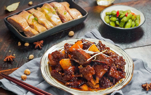 Vịt om bia là món khá lạ song rất đáng ăn. Bia không chỉ giúp khử mùi tanh của vịt mà còn giúp vịt mềm, đậm hơn nhiều. Chỉ cần ăn một miếng thịt vịt dai mềm, thấm đượm vị bia, cay cay nồng nồng, bạn khó có thể ngừng gắp.