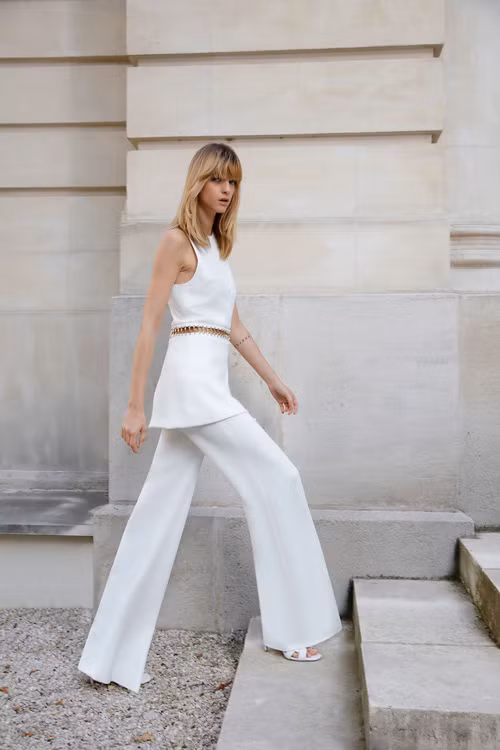 Tránh hở hang quá mức. Ăn mặc sang trọng là thể hiện bản thân theo cách tinh tế, tinh xảo và khiêm tốn nhất có thể. Vì vậy, bạn không nên “tham” những trang phục hở eo, khoe khe ngực, váy ngắn, quần đùi,... Thay vào đó, bạn nên chọn áo có cổ thuyền hoặc cổ chữ V. Độ dài áo cần che kín ngực, rốn và đùi. Trong khi đó, váy nên có độ dài ngang hoặc dưới gối.