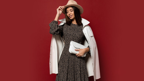 Biết phong cách cá nhân. Để có được phong cách thời trang cá nhân ổn định, bạn cần hiểu rõ được thế mạnh hình thể. Từ đó, lựa chọn trang phục có thể tôn lên vẻ đẹp mình có, hạn chế những điểm yếu, phù hợp với sở thích. Ngược lại, chọn đồ theo trào lưu hoặc dập khuôn theo phong cách của người khác sẽ không phát huy được thế mạnh hình thể. Ngay cả khi bộ đồ đó đẹp, nó cũng khó có thể mang lại sự hài hòa với nét mặt của bạn.